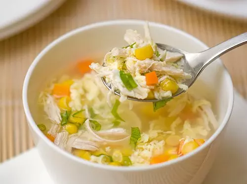 Trẻ bị tay chân miệng nên ăn cháo súp dễ tiêu hóa